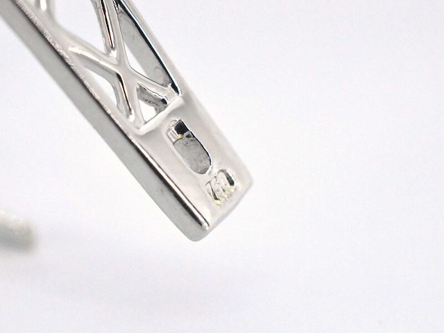 Witgouden design oorbellen met witte en zwarte (enhanced) briljant geslepen diamanten - afbeelding 9 van  10