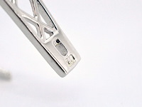 Witgouden design oorbellen met witte en zwarte (enhanced) briljant geslepen diamanten - afbeelding 9 van  10