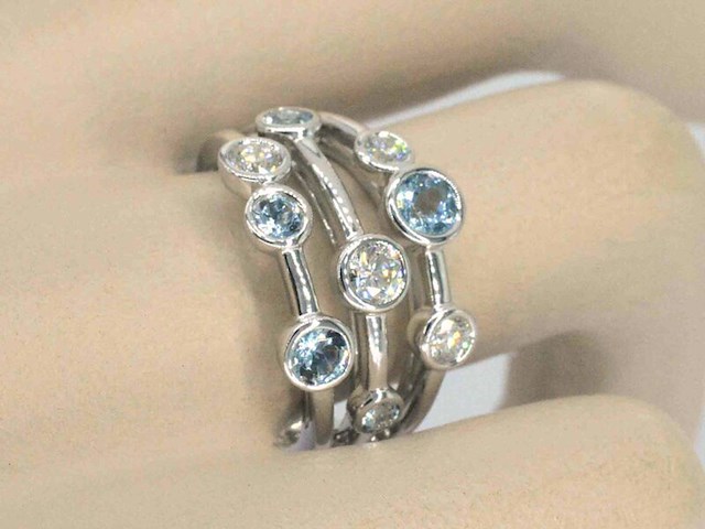 Witgouden design ring met aquamarijn en diamant - afbeelding 3 van  10