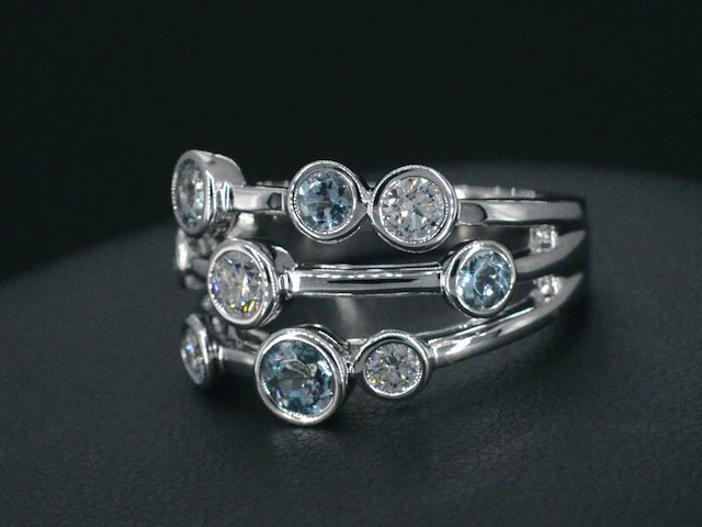 Witgouden design ring met aquamarijn en diamant - afbeelding 2 van  9