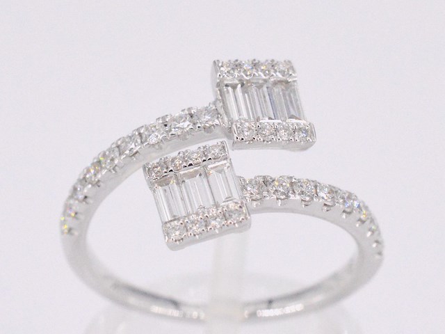 Witgouden design ring met briljant en baguette - afbeelding 1 van  11