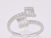 Witgouden design ring met briljant en baguette