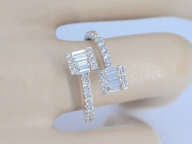 Witgouden design ring met briljant en baguette - afbeelding 4 van  11