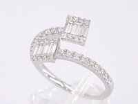 Witgouden design ring met briljant en baguette - afbeelding 6 van  11