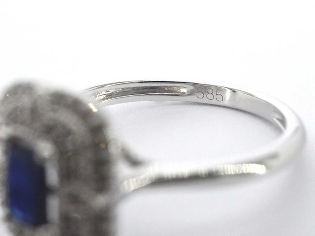 Witgouden design ring met een saffier en diamanten - afbeelding 2 van  10