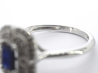 Witgouden design ring met een saffier en diamanten - afbeelding 2 van  10