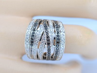 Witgouden design ring met witte en zwarte briljanten diamanten - afbeelding 3 van  10