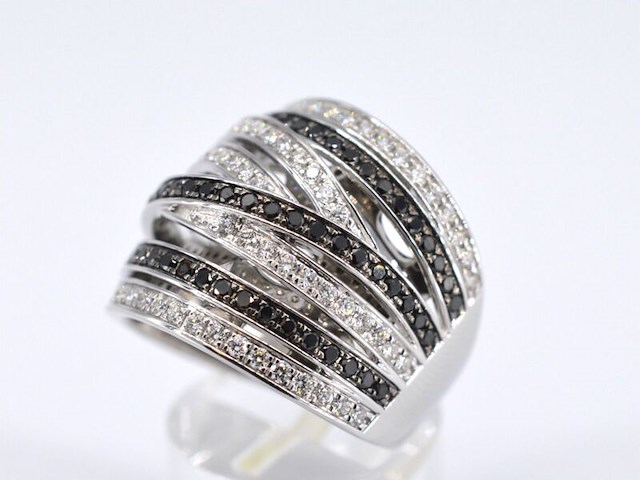 Witgouden design ring met witte en zwarte briljanten diamanten - afbeelding 5 van  10