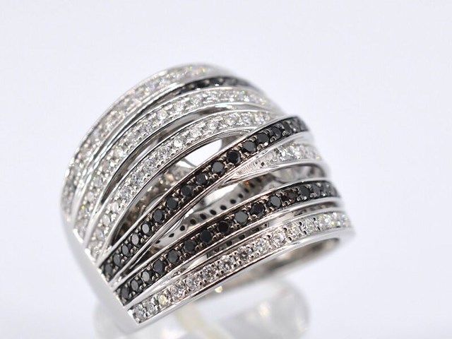 Witgouden design ring met witte en zwarte briljanten diamanten - afbeelding 6 van  10