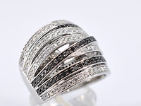 Witgouden design ring met witte en zwarte briljanten diamanten - afbeelding 6 van  10