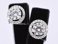 Witgouden diamanten entourage oorbellen met twee centrale briljanten 2.00 carat