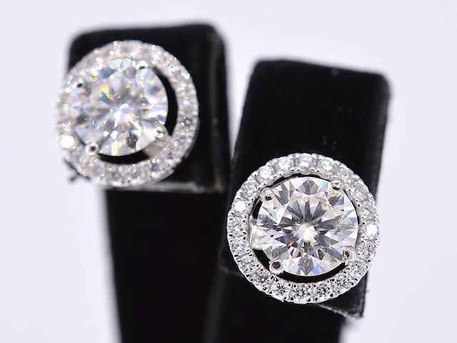 Witgouden diamanten entourage oorbellen met twee gemaakte briljanten centraal van 2.00 carat totaal - afbeelding 1 van  8