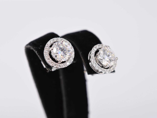 Witgouden diamanten entourage oorbellen met twee gemaakte briljanten centraal van 2.00 carat totaal - afbeelding 5 van  8