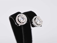 Witgouden diamanten entourage oorbellen met twee gemaakte briljanten centraal van 2.00 carat totaal - afbeelding 5 van  8