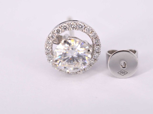 Witgouden diamanten entourage oorbellen met twee gemaakte briljanten centraal van 2.00 carat totaal - afbeelding 7 van  8