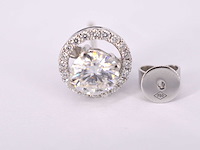 Witgouden diamanten entourage oorbellen met twee gemaakte briljanten centraal van 2.00 carat totaal - afbeelding 7 van  8