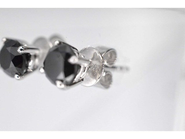 Witgouden diamanten entourage oorbellen met zwarte diamanten (enhanced) - afbeelding 9 van  11