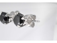 Witgouden diamanten entourage oorbellen met zwarte diamanten (enhanced) - afbeelding 9 van  11