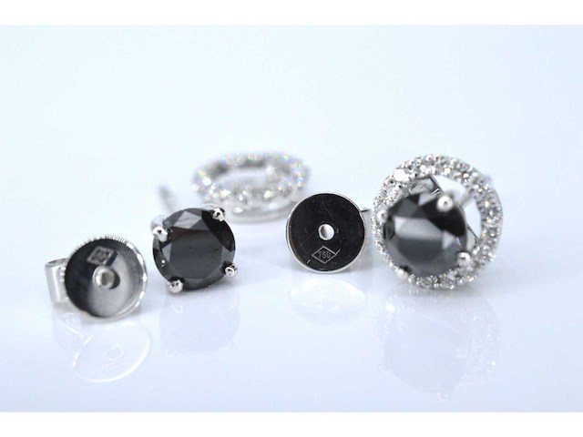 Witgouden diamanten entourage oorbellen met zwarte diamanten - afbeelding 1 van  10