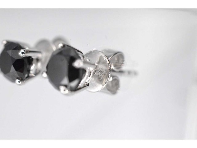 Witgouden diamanten entourage oorbellen met zwarte diamanten - afbeelding 5 van  10