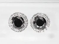 Witgouden diamanten entourage oorbellen met zwarte diamanten