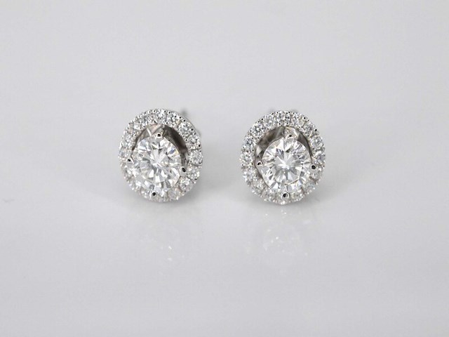 Witgouden diamanten entourage oorbellen van 1.50 carat - afbeelding 3 van  7