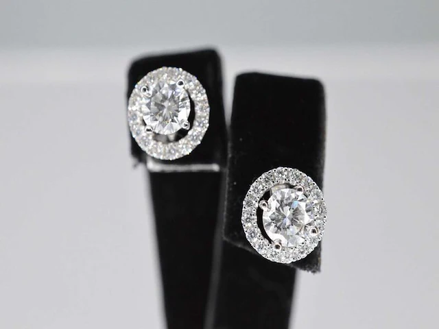 Witgouden diamanten entourage oorbellen van 1.50 carat - afbeelding 1 van  7