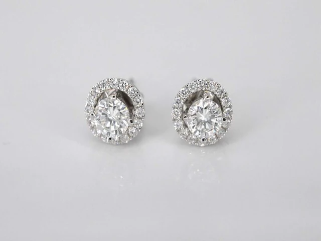 Witgouden diamanten entourage oorbellen van 1.50 carat - afbeelding 3 van  7