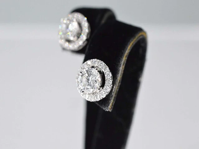 Witgouden diamanten entourage oorbellen van 1.50 carat - afbeelding 4 van  7