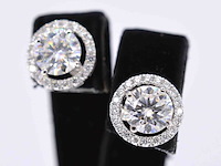 Witgouden diamanten entourage oorbellen van 1.80 carat