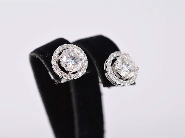 Witgouden diamanten entourage oorbellen van 1.80 carat - afbeelding 4 van  7