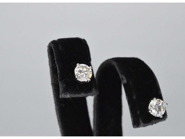 Witgouden diamanten oorbellen 1.50 carat - afbeelding 4 van  5