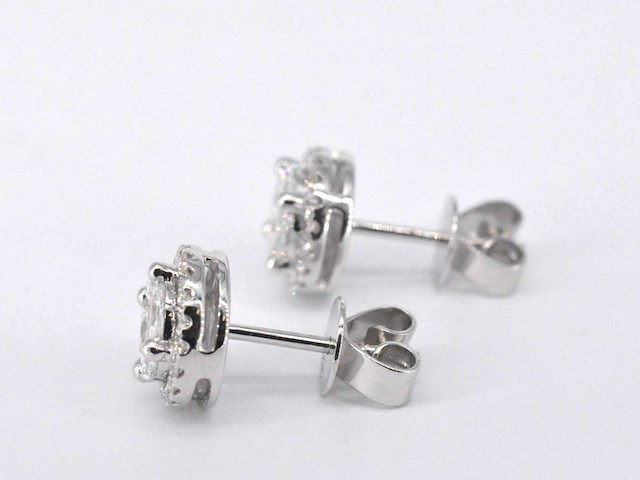 Witgouden diamanten oorbellen met rand van briljanten - afbeelding 6 van  8