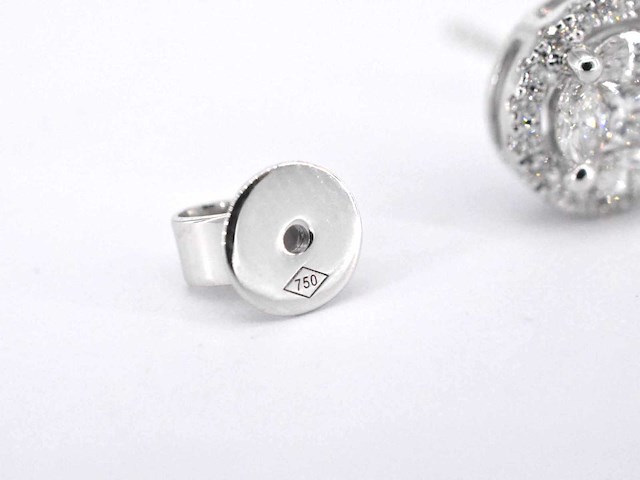 Witgouden diamanten oorbellen met rand van briljanten - afbeelding 8 van  8