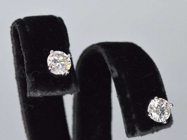 Witgouden diamanten oorbellen van 0.80 carat - afbeelding 1 van  7