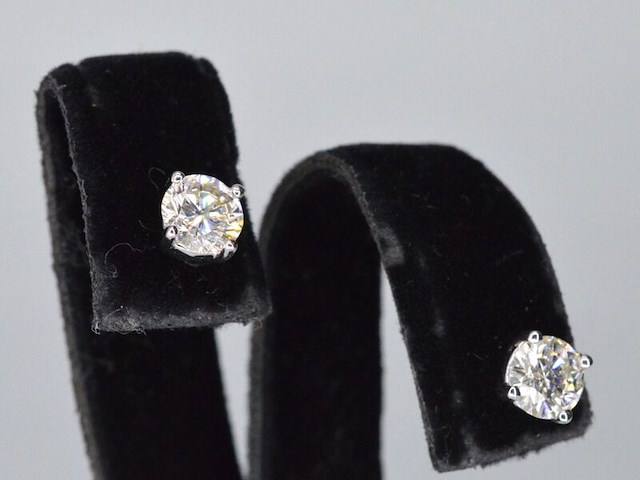 Witgouden diamanten oorbellen van 0.80 carat - afbeelding 1 van  5