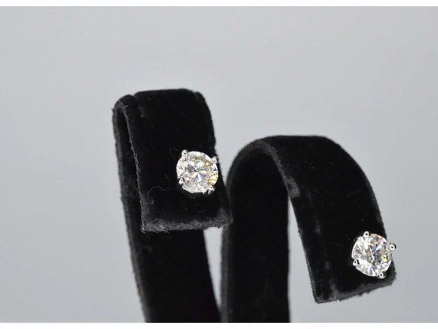 Witgouden diamanten oorbellen van 1.50 carat - afbeelding 3 van  7