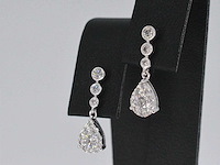 Witgouden druppel oorhangers met diamanten - afbeelding 4 van  9
