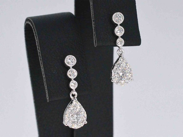 Witgouden druppel oorhangers met diamanten - afbeelding 5 van  9