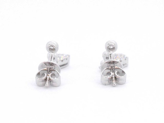 Witgouden druppel oorhangers met diamanten - afbeelding 8 van  9