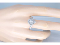 Witgouden druppelvormige entourage ring met diamanten - afbeelding 2 van  8