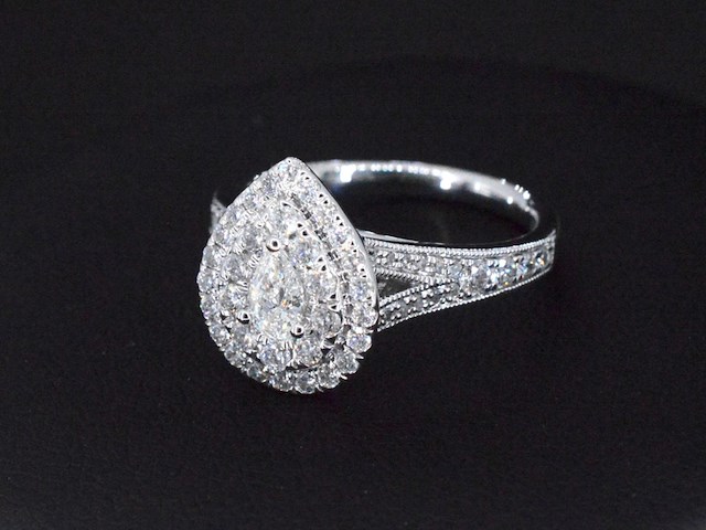 Witgouden druppelvormige entourage ring met diamanten - afbeelding 1 van  5