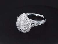 Witgouden druppelvormige entourage ring met diamanten