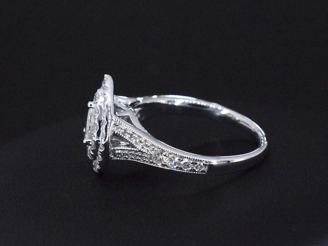 Witgouden druppelvormige entourage ring met diamanten - afbeelding 2 van  5
