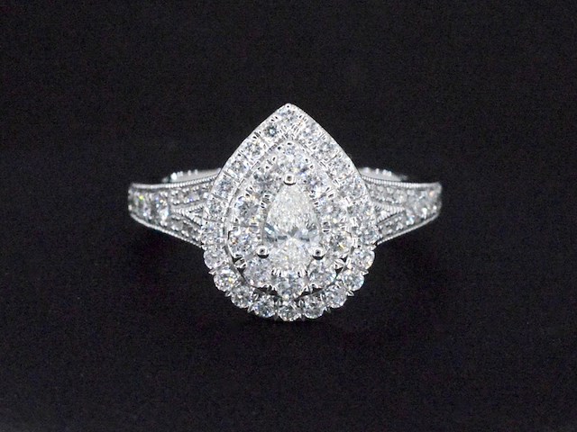 Witgouden druppelvormige entourage ring met diamanten - afbeelding 4 van  5