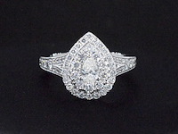 Witgouden druppelvormige entourage ring met diamanten - afbeelding 4 van  5