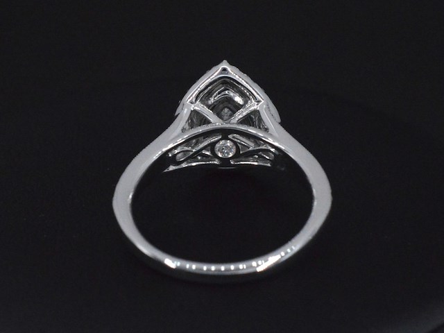 Witgouden druppelvormige entourage ring met diamanten - afbeelding 5 van  5