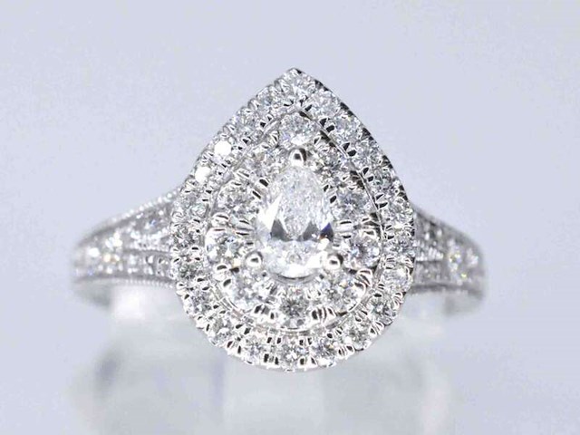 Witgouden druppelvormige entourage ring met diamanten - afbeelding 1 van  7