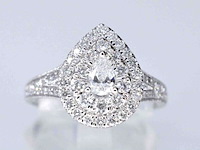 Witgouden druppelvormige entourage ring met diamanten - afbeelding 1 van  7