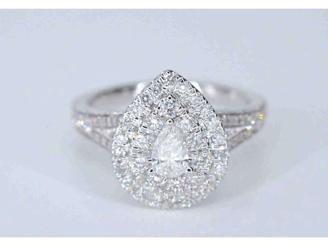 Witgouden druppelvormige entourage ring met diamanten - afbeelding 3 van  7